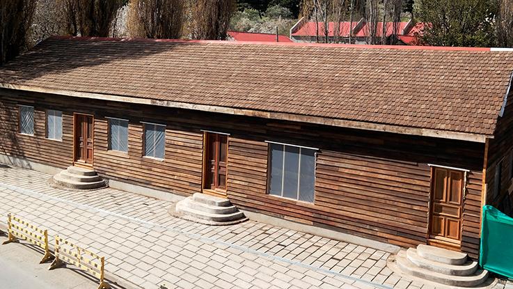 Pulpería durante la intervención La pulpería es una de los inmuebles más reconocidos por la comunidad. Se proyecta con el espacio del Museo Regional de Aysén, donde a través de una muestra permanente se abordará la Sociedad Industrial de Aysén, las principales concesiones ganaderas inst