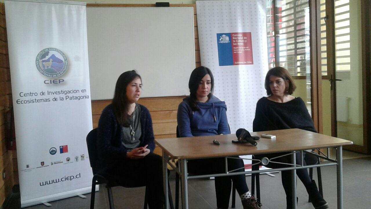 Profesionales del CIEP y Museo Regional de Aysén en punto de prensa. Ángela Morales, profesional Museo Regional de Aysén; Soledad Barahona, investigadora a cargo del proyecto; Anabel Reis, Gerente del CIEP. El punto de prensa se desarrolló en el Centro Cultural de Coyhaique.