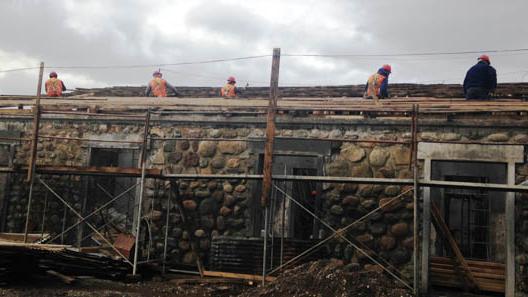 Proceso de restauración de cocina de peones El proceso de restauración considera la intervención de 6 inmuebles patrimoniales, que forman parte del Monumento Histórico Construcciones de la Sociedad Industrial de Aysén. Se trata de una cocina de peones, pulpería, almacén, oficina de contador, casa