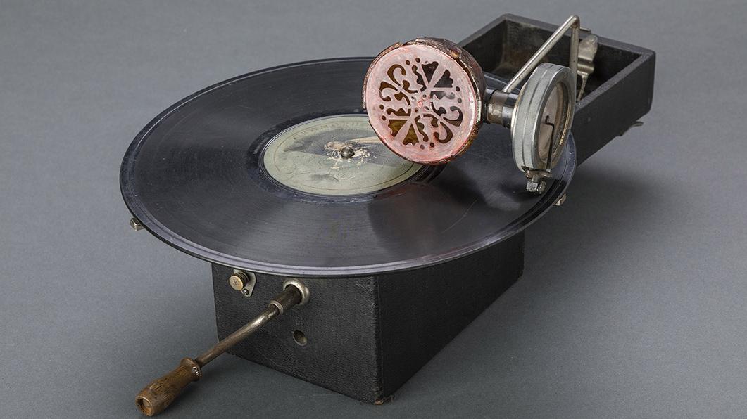 Gramófonos, tocadiscos y radios
