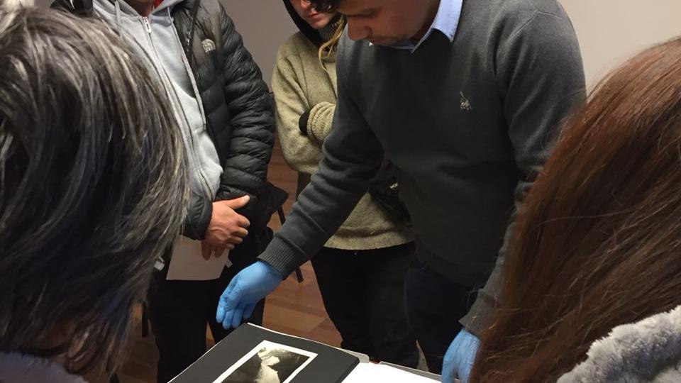 Fotografía patrimonial, conservación y publicación digital Será dictado por Ana María Rojas, Museóloga, y Juan Pablo Varela, Conservador del Museo Regional de Aysén