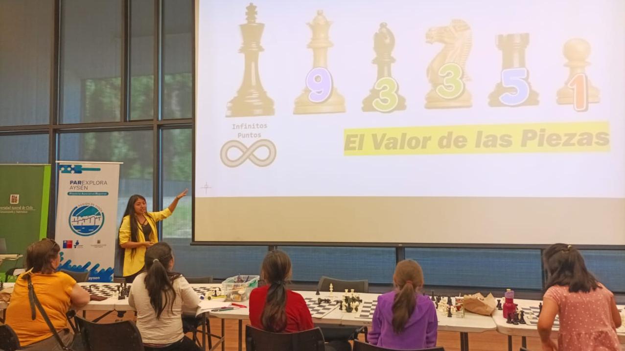 Javiera Gómez durante taller de iniciación al ajedrez