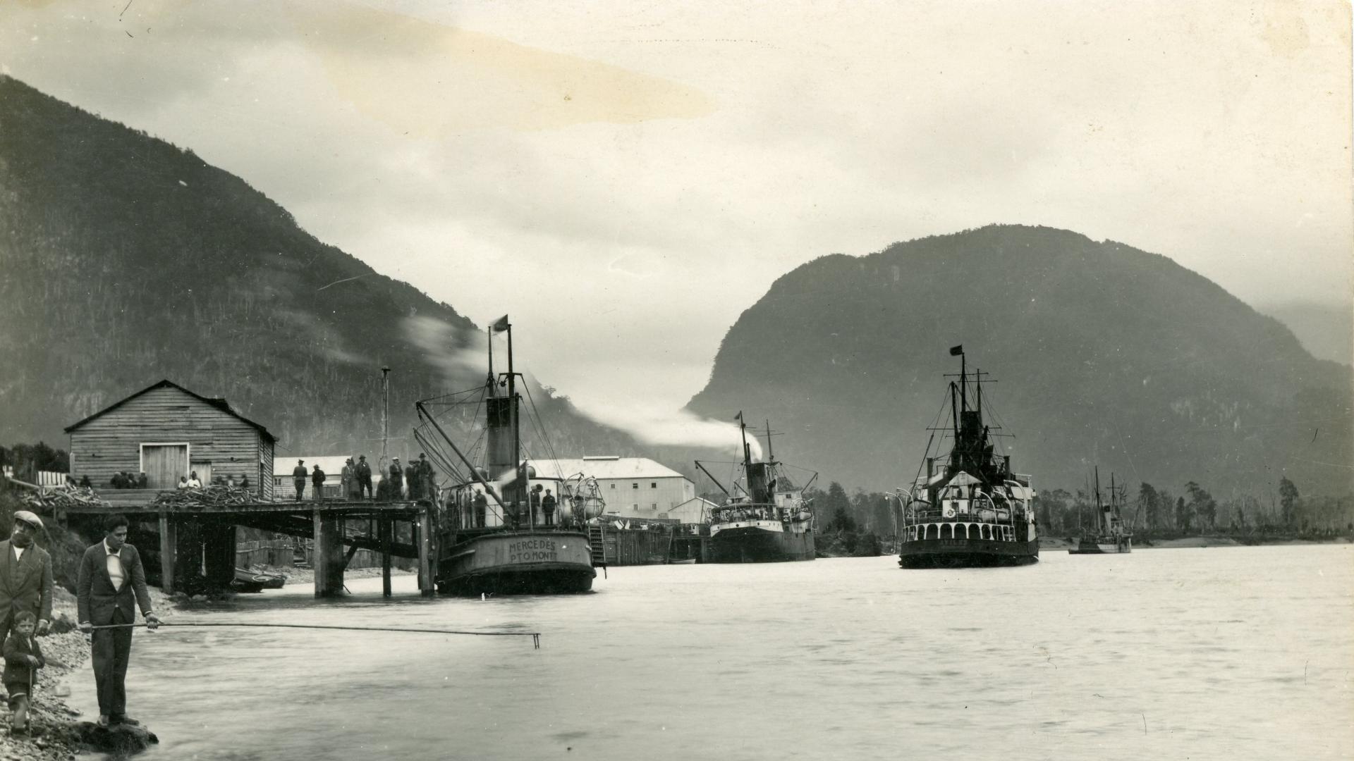 Muelle en el río Aysén Muelle en el río Aysén