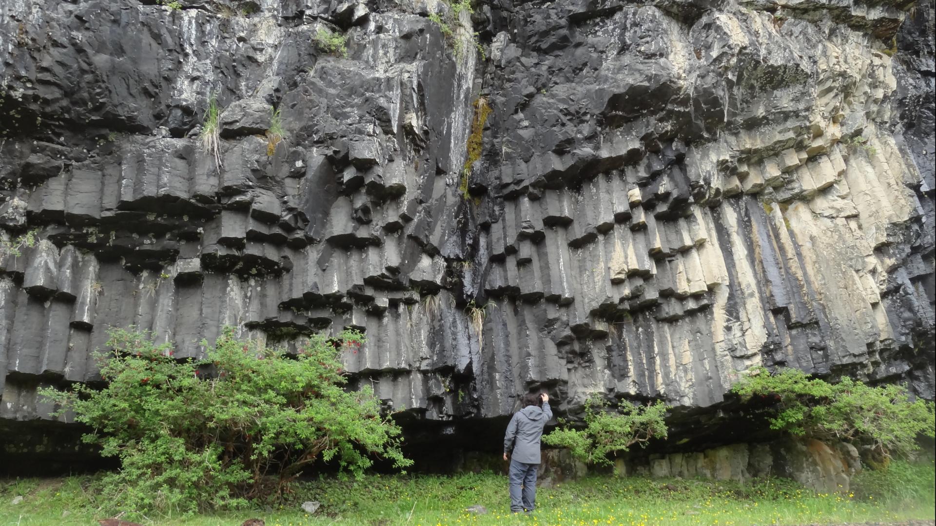 Diaclasas columnares en la ruta entre los lagos Elizalde y Caro, cerca de la ciudad de Coyhaique.