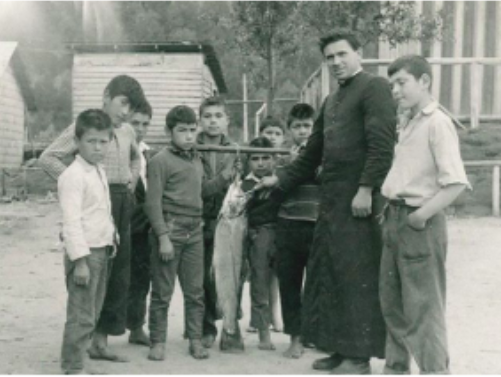 Padre Antonio con niños del Hogar San Luis en Puerto Cisnes