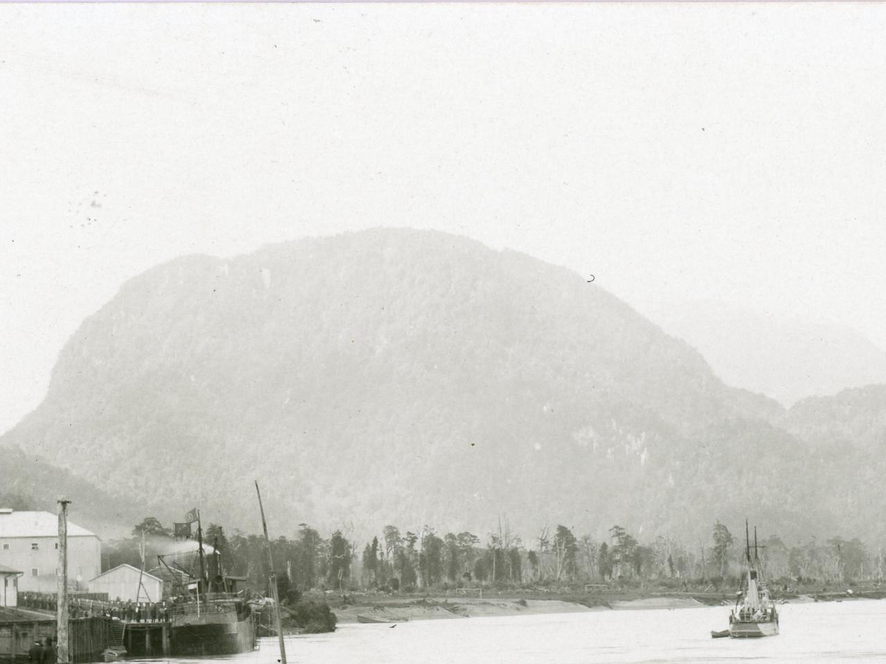 Puerto de Aysén visitado por embarcaciones de la Armada de Chile (1930)
