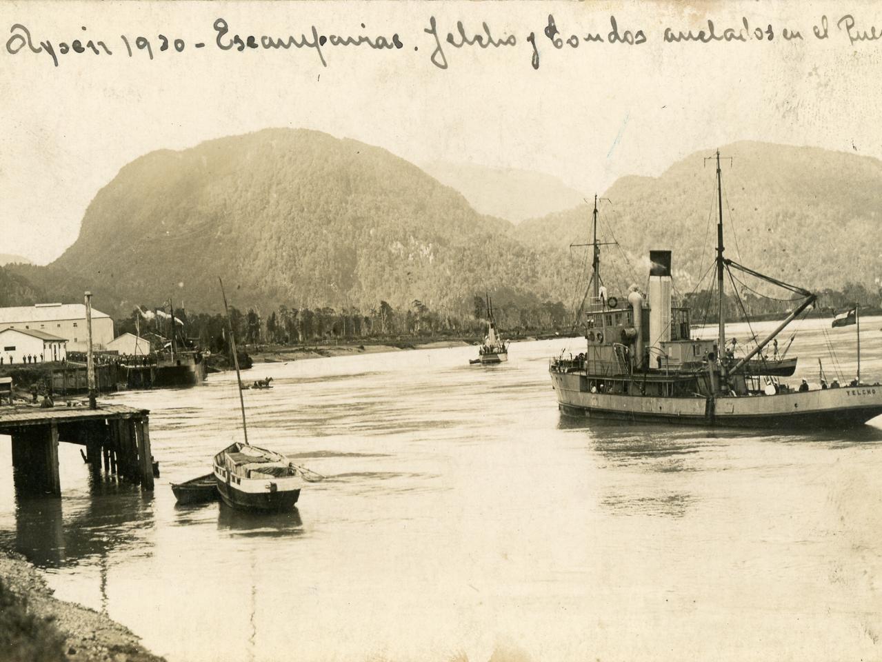 Puerto de Aysén visitado por embarcaciones de la Armada de Chile (1930)