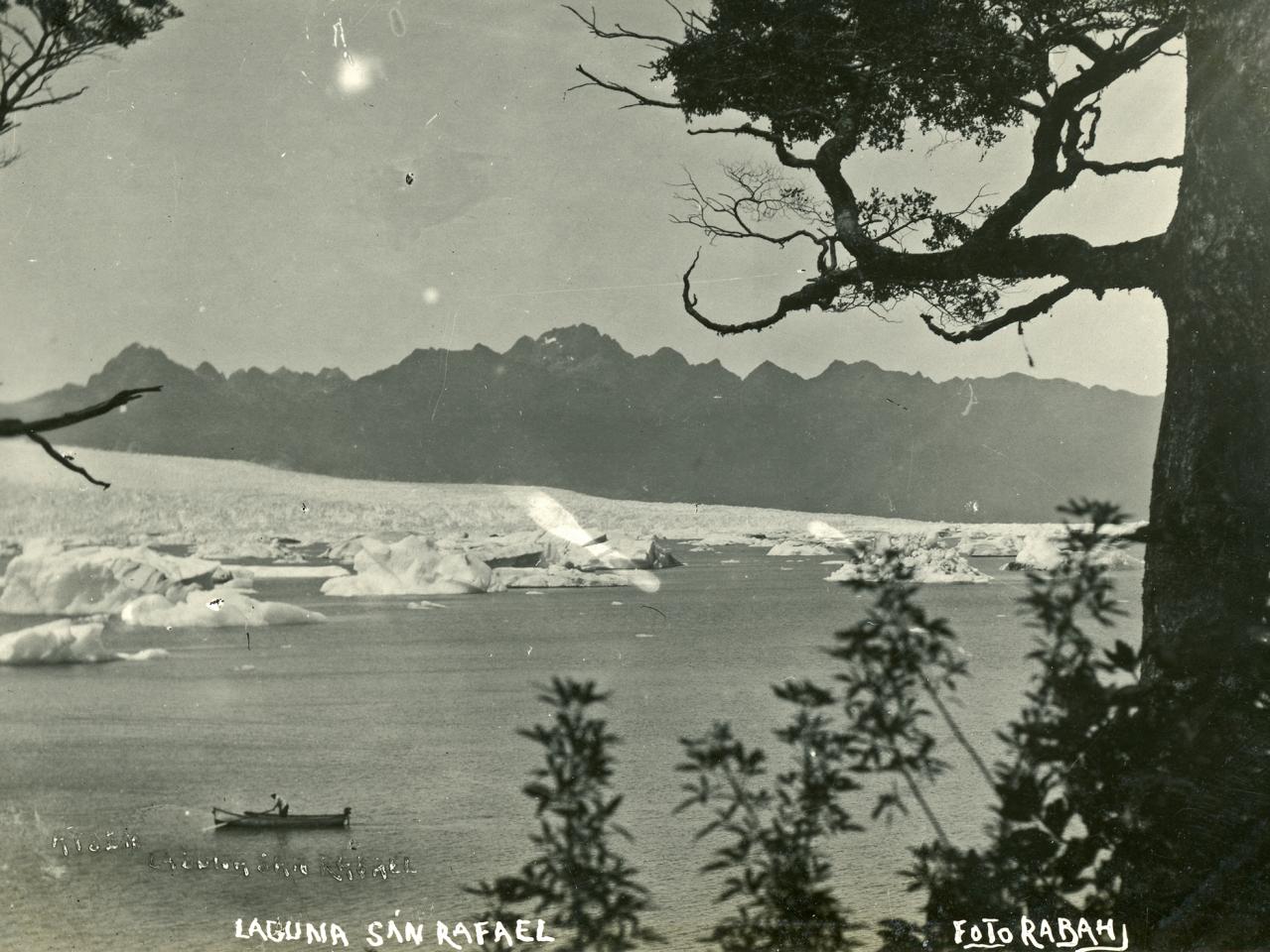 Navegación en laguna San Rafael (¿años 30?)