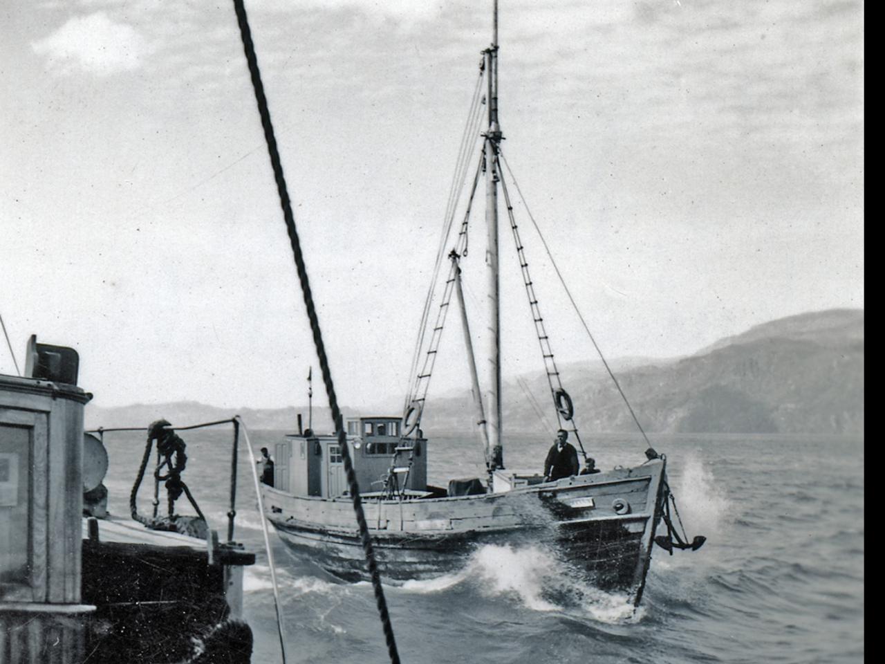Barco Helga y Estrella navegando en el lago General Carrera