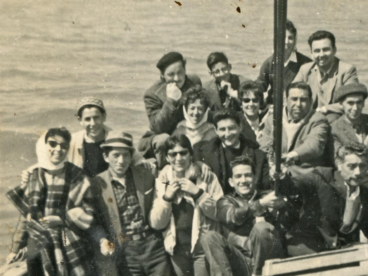 Coro centro cultural de Coyhaique visitando Puerto Cristal (1963)