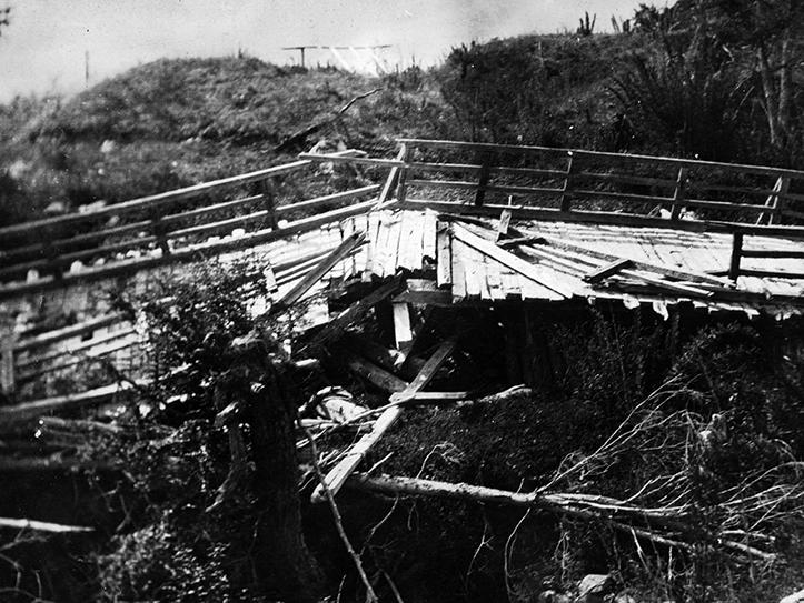 Uno de los puentes levantado por Ricardo 2.o Michell y sus hombres, varios años después de su construcción, destrozado por las crecidas del río