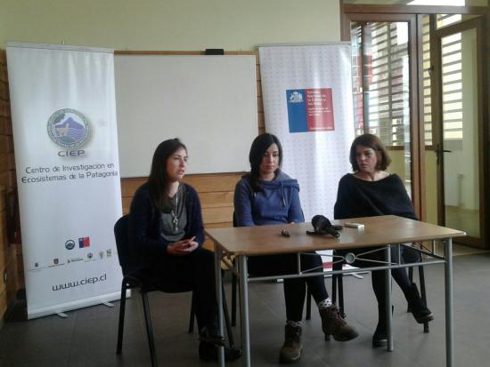 Ángela Morales, profesional Museo Regional de Aysén; Soledad Barahona, investigadora a cargo del proyecto; Anabel Reis, Gerente del CIEP. El punto de prensa se desarrolló en el Centro Cultural de Coyhaique.