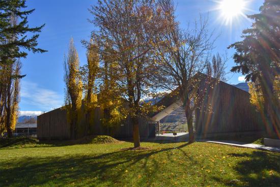 Edificios modernos que alojan el auditorio y la exhibición regional permanente