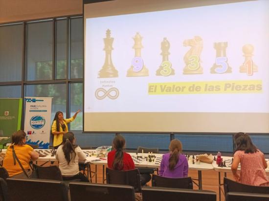 Javiera Gómez durante taller de iniciación al ajedrez