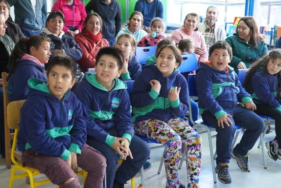 Niños de Bahía Murta se sorprenden ante réplica de Chilesaurus diegosuarezi