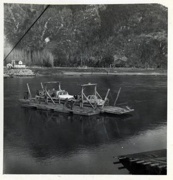Balsa sobre río Aysén