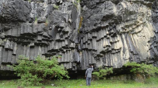 Diaclasas columnares en la ruta entre los lagos Elizalde y Caro, cerca de la ciudad de Coyhaique.