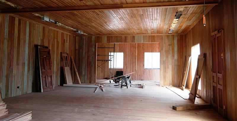 Interior de la pulpería durante la intervención