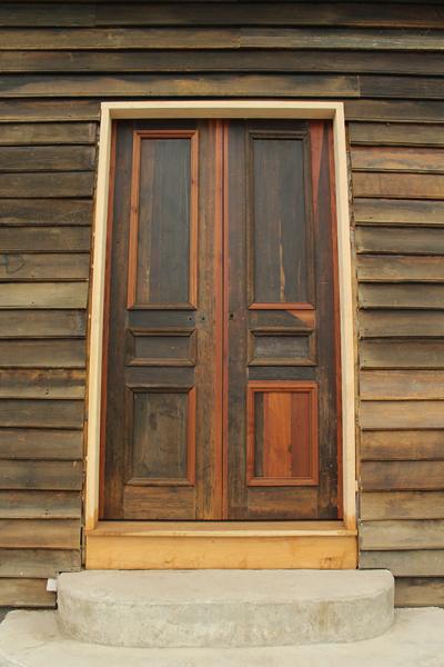 Puerta del fronits en proceso de restauración.