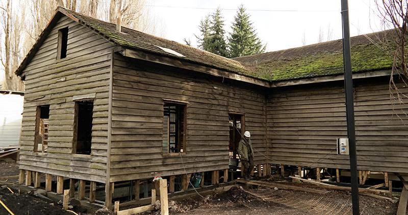 Fachada sur de la pulpería al inicio de la intervención