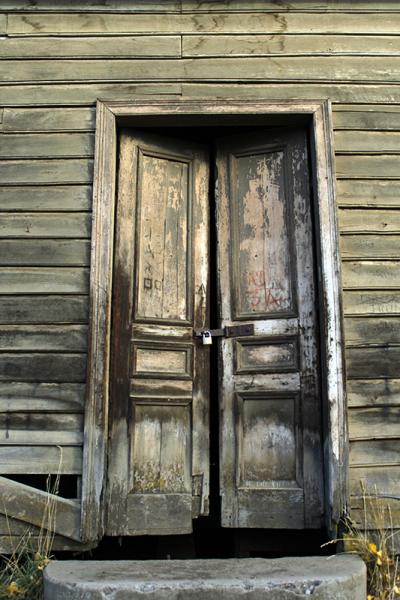 Puerta del frontis, antes de ser intervenida