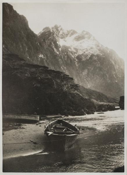 Embarcación de Enrique Hollub en Isla Madre de Dios, Magallanes.