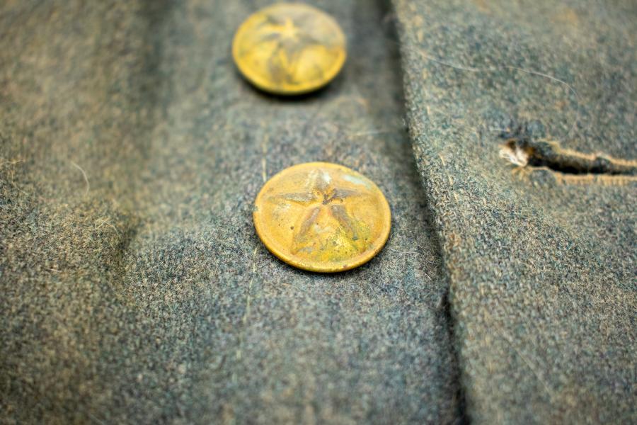 Chaqueta y el detalle de sus botones Chaqueta y el detalle de sus botones