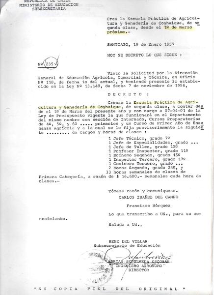 Decreto 235 del Ministerio de Educación que crea la Escuela Agrícola de Coyhaique Decreto 235 del Ministerio de Educación que crea la Escuela Agrícola de Coyhaique