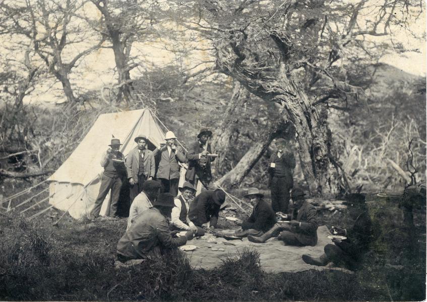 Trabajadores durante la apertura del camino entre el puerto de Aysén y el valle de Coyhaique Trabajadores durante la apertura del camino entre el puerto de Aysén y el valle de Coyhaique