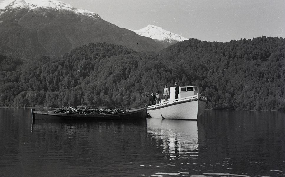 Lancha Divina con chalupa en Puyuhuapi (ca. 1951) Lancha Divina con chalupa en Puyuhuapi (ca. 1951)