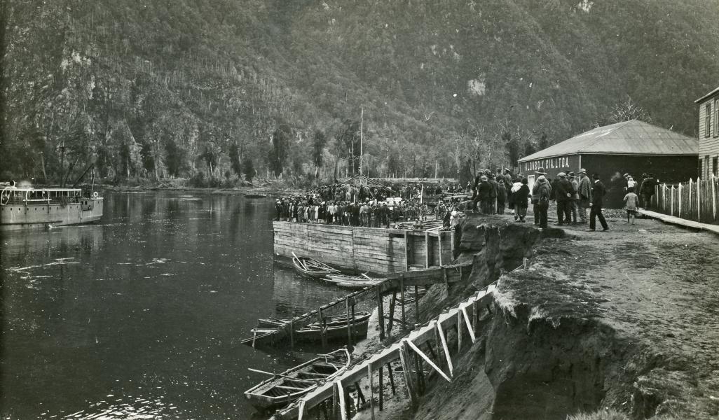 Muelle de Alonso y Cía. en Puerto Aysén (ca. 1935) Muelle de Alonso y Cía. en Puerto Aysén (ca. 1935)
