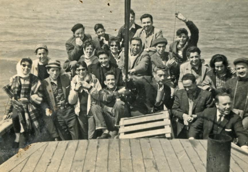 Coro centro cultural de Coyhaique visitando Puerto Cristal (1963) Coro centro cultural de Coyhaique visitando Puerto Cristal (1963)