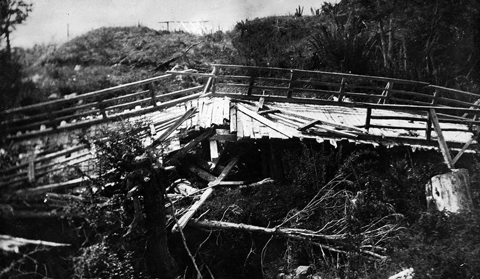 Uno de los puentes levantado por Ricardo 2.o Michell y sus hombres, varios años después de su construcción, destrozado por las crecidas del río