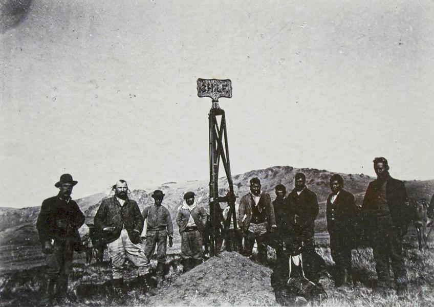 Hito 33, en pirámide de fierro