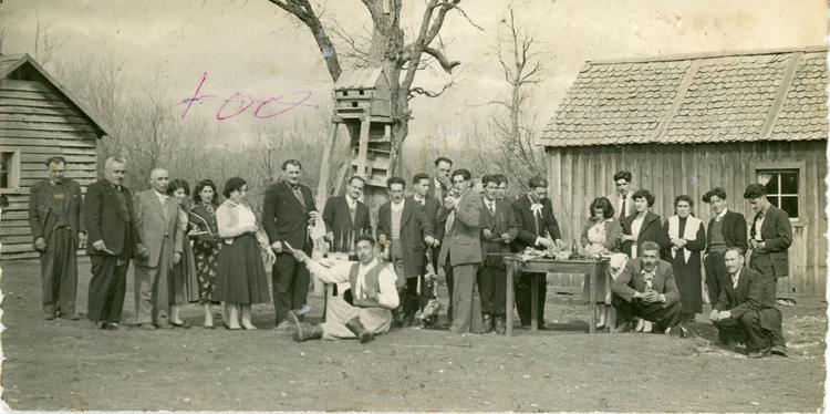 FB000135 Asado en casa de Santiago Mansilla. 1940. Colección Ilustre Municipalidad de Coyhaique