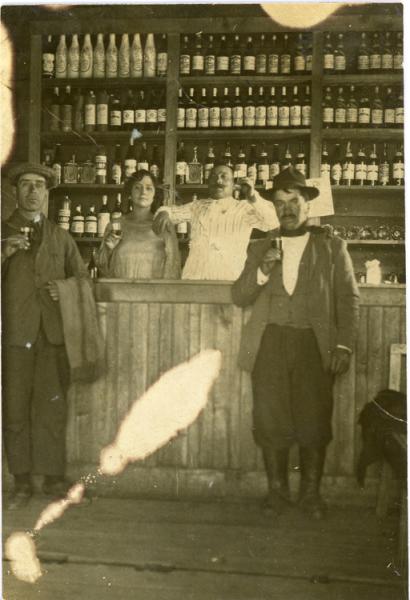 FB000210 Bar del Hotel Español de Alfredo Mascareño y su esposa Betzabé Cifuentes. Balmaceda.1928. Colección Ilustre Municipalidad de Coyhaique